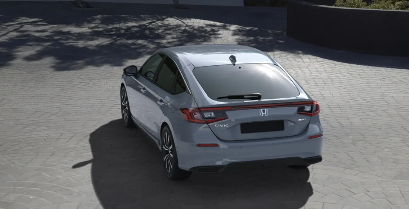 Honda-Civic-2.0-i-MMD-Elegance-CVT-trasera.webp