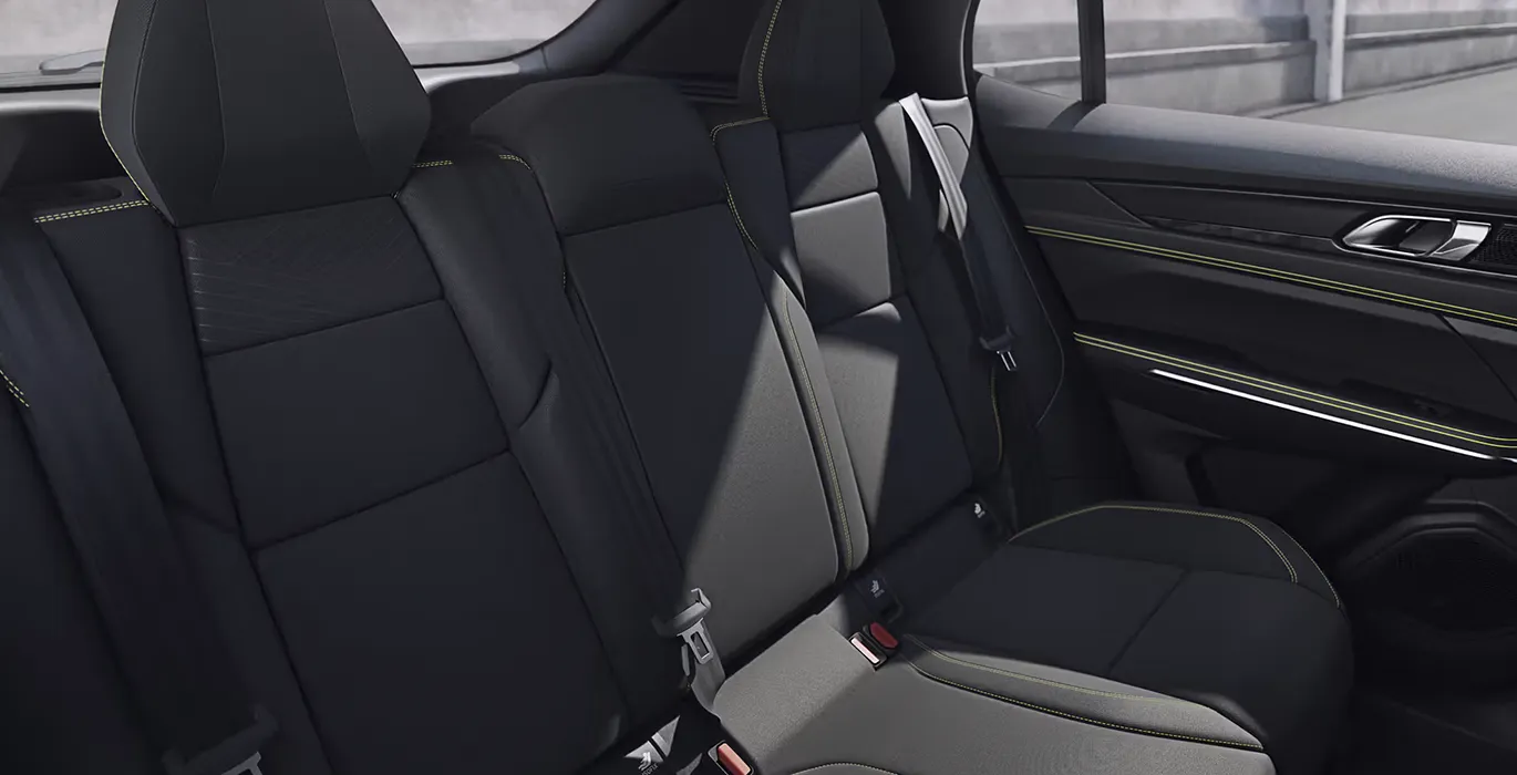 Lynk-Co-01-1.5-PHEV-Core-interior-trasera.webp