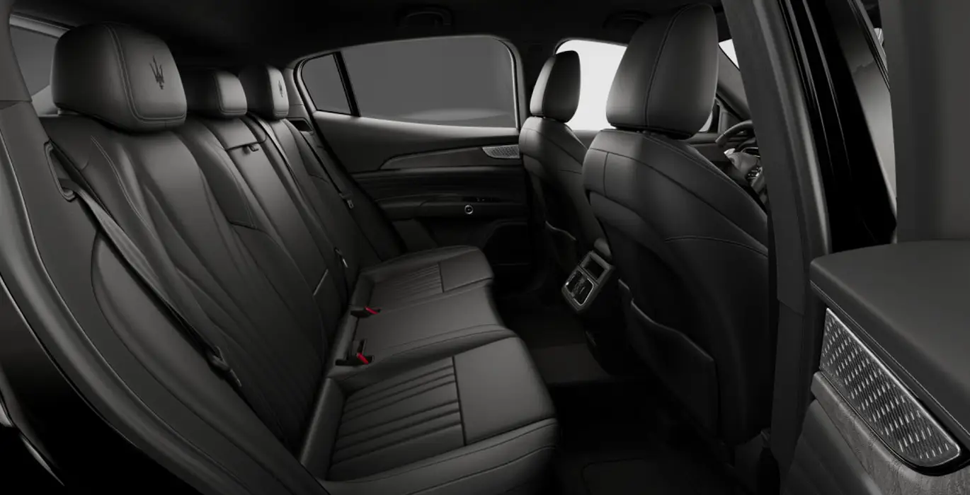 MASERATI-Grecale-L4-MHEV-300CV-AWD-interior-trasera