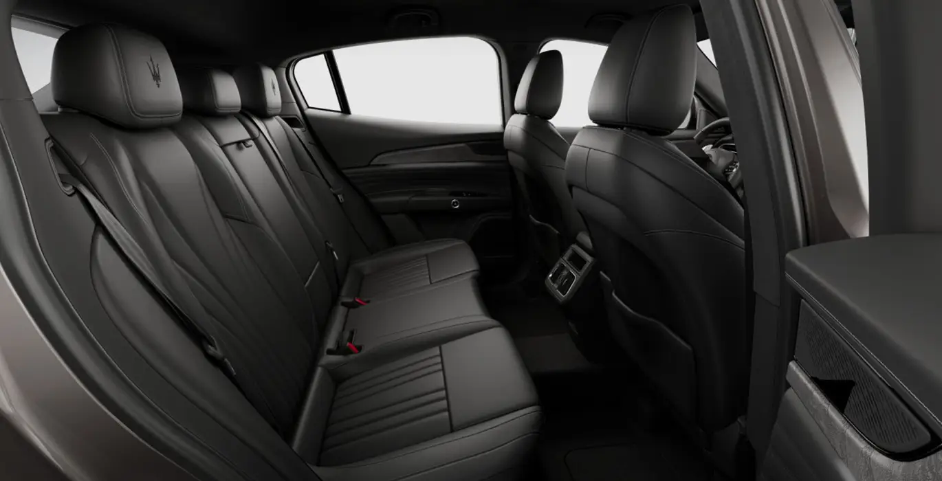 MASERATI-Grecale-L4-MHEV-AWD-interior-trasera